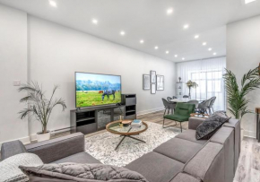 Spacious 5-Bed Oasis in the Heart of Downtown-5 Min to Bell Center, Free Parking